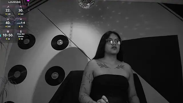 Lilith and Khloe online show from October 12, 11:34 am