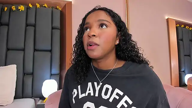 LisaMendez online show from December 22, 4:37 am