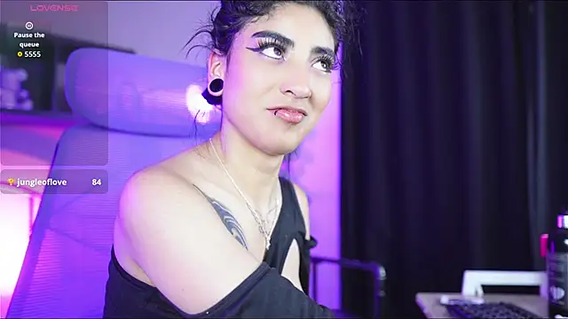 Emma and Issac online show from October 19, 8:49 am