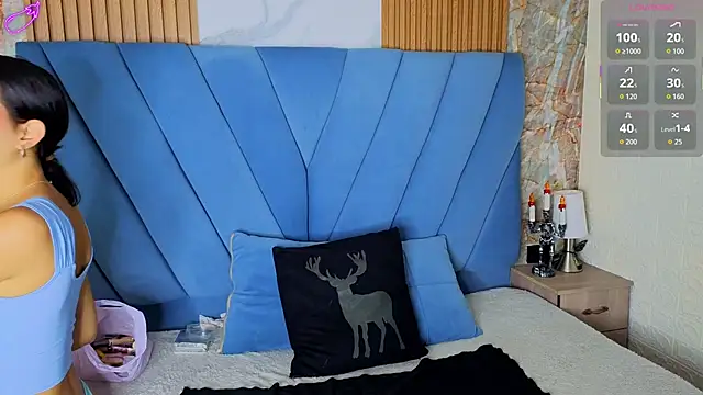 Snapshot of violett__golden chatting on October 9, 11:25 am violett  golden online show from October 9, 11:25 am