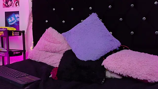 queen smiley online show from January 16, 5:47 am