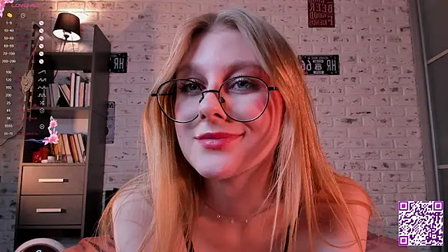 Snapshot of Kiki_Stacy chatting on October 21, 7:29 pm Kiki Stacy online show from October 21, 7:29 pm