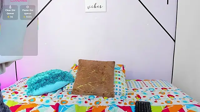 MiahCornell  online show from December 3, 8:00 pm