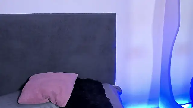 saramikaelson online show from April 17, 10:56 pm