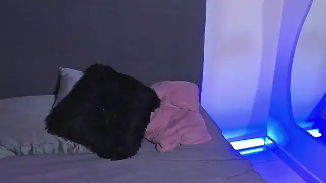 saramikaelson online show from April 8, 10:01 pm