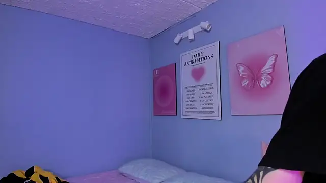 Hannahpage online show from March 30, 12:49 pm