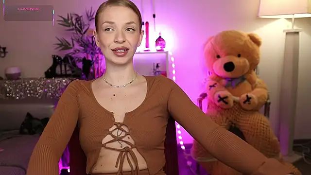 NovaHollisx online show from April 6, 4:46 am