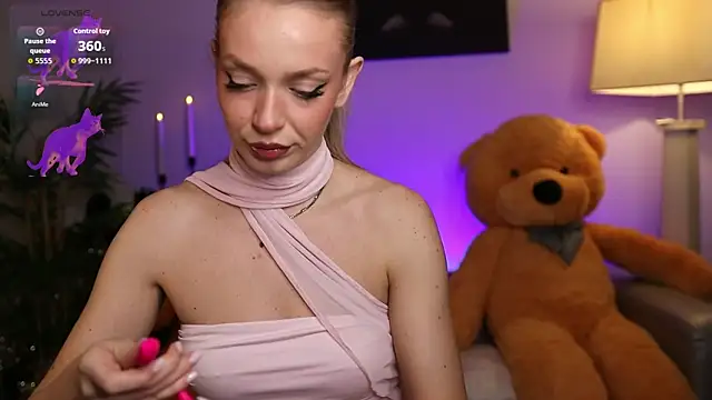 NovaHollisx online show from December 4, 5:32 am