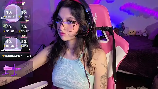 larah uwu online show from December 5, 8:21 pm