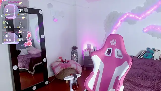 larah uwu online show from September 17, 7:34 pm