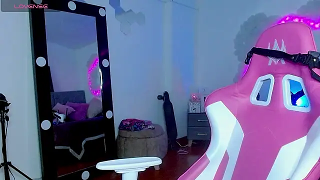 larah uwu online show from October 23, 8:15 pm