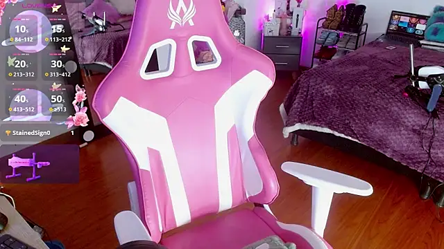 larah uwu online show from September 26, 8:39 pm