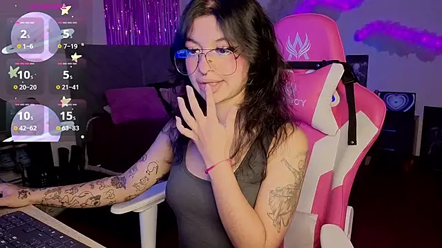 larah uwu online show from April 13, 6:41 pm