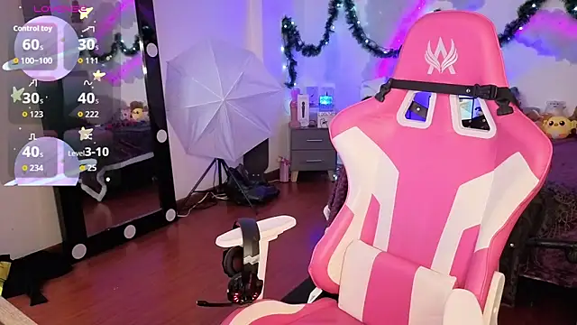 larah uwu online show from December 16, 7:31 pm