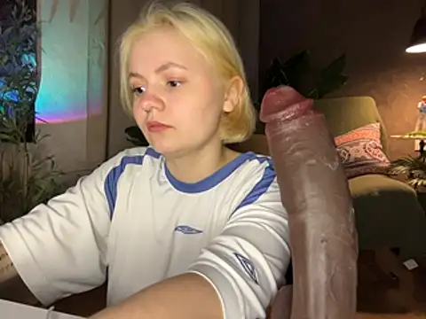 MoonIvy  online show from April 12, 7:16 pm