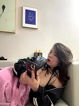 anna yngs online show from October 11, 9:58 am