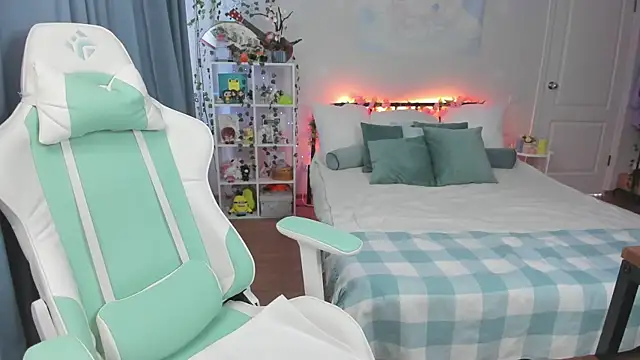 Zoe Vee online show from March 22, 8:20 am