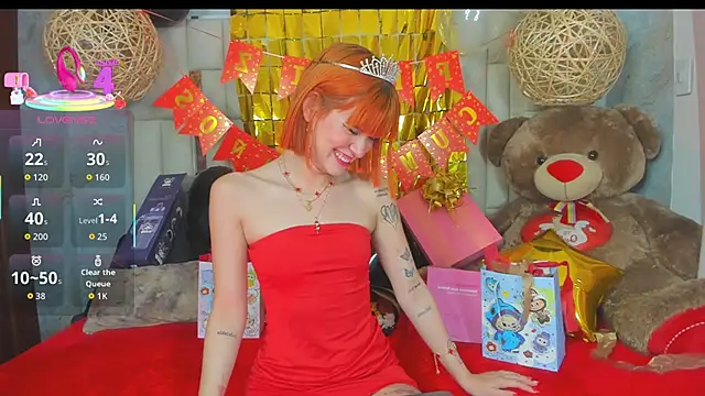 Snapshot of NikkyyRed chatting on October 10, 5:45 am NikkyyRed online show from October 10, 5:45 am