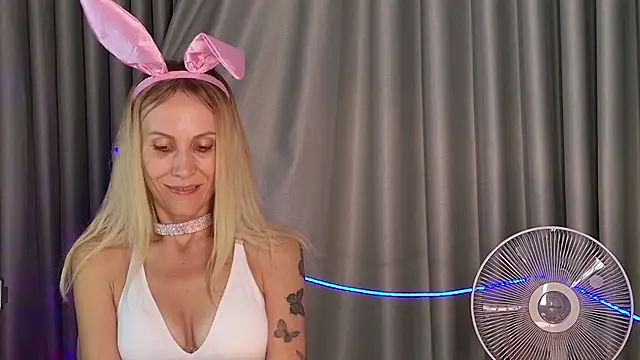 Snapshot of goddess_kate__ chatting on October 31, 8:18 am goddess kate   online show from October 31, 8:18 am