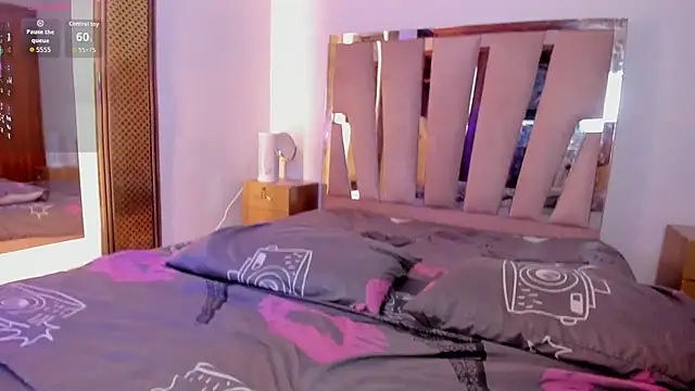 Elowen Clark online show from December 3, 8:22 pm