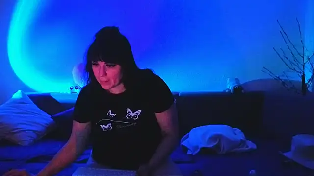 Bella Hillss online show from February 11, 8:32 pm