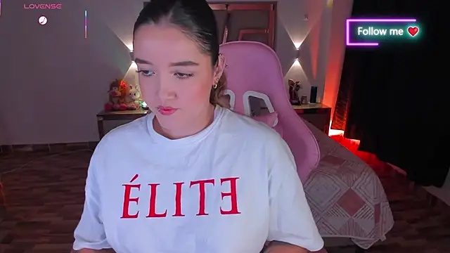 lunaarose online show from March 5, 4:30 am