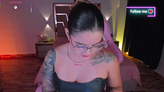 lunaarose online show from February 12, 4:36 am