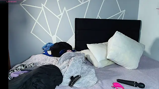 karlamoon23 online show from March 25, 8:23 pm