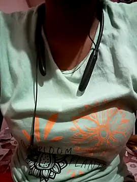 kaviyaponnu0987 online show from March 28, 7:57 pm