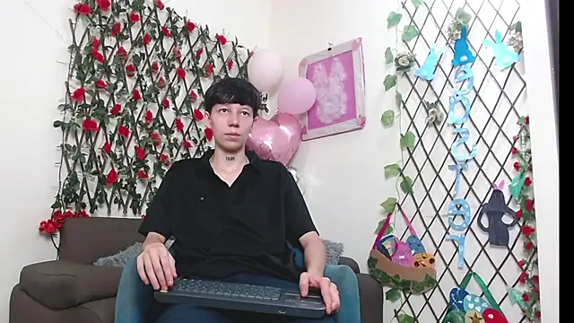 LiamBrown09 online show from April 2, 7:33 pm