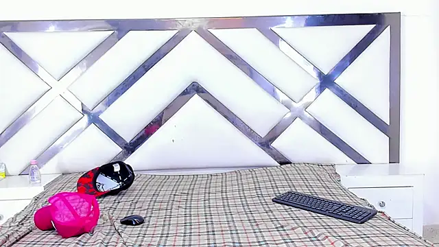 LadyandMaverick online show from December 15, 4:50 am