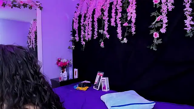 Nanis James online show from March 8, 2:59 am