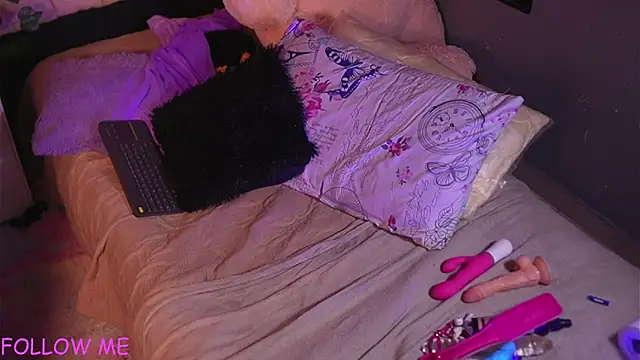 hannachris- online show from April 13, 2:35 am