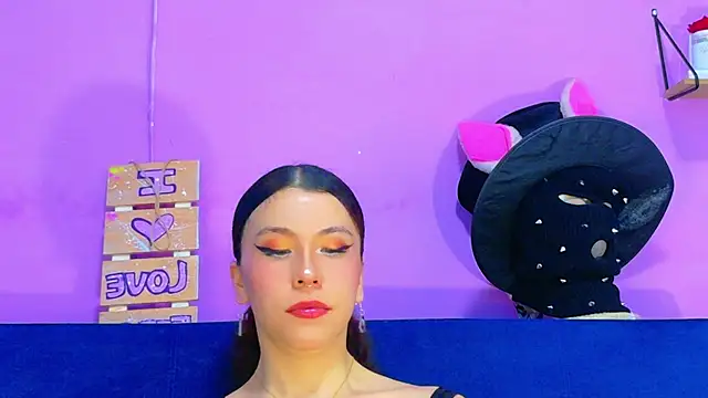 CristalRose online show from April 9, 10:15 pm