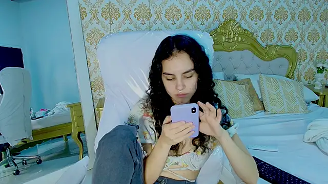 Snapshot of JessB_ chatting on October 17, 8:23 pm JessB online show from October 17, 8:23 pm