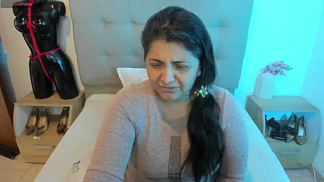 TifanyAmazinng online show from January 6, 1:37 pm