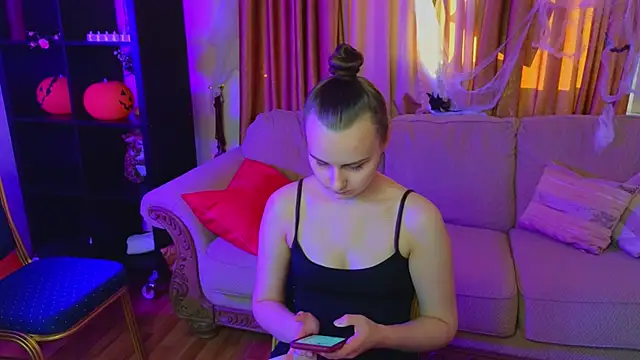 Kelly Cartier online show from November 3, 11:47 am