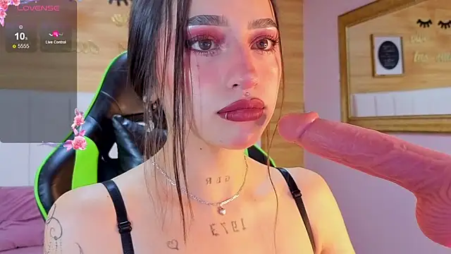 Abril Velvet a  online show from December 5, 7:37 pm