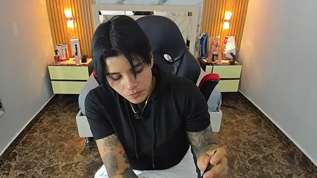 KAROLLJONES1 online show from December 13, 7:53 pm