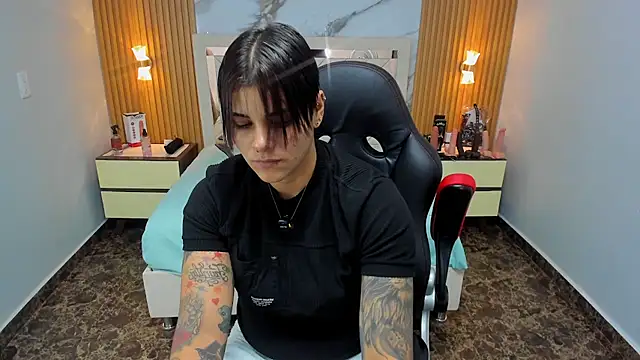 KAROLLJONES1 online show from January 31, 7:11 pm