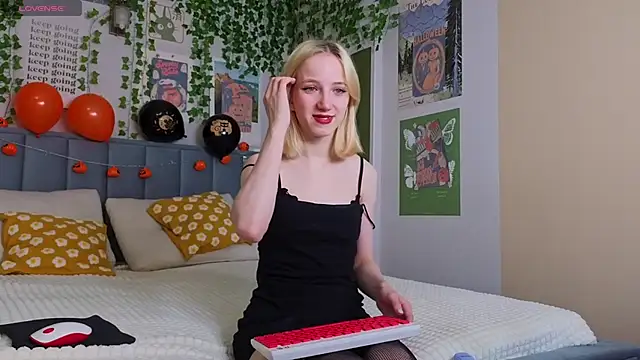 EmmaNovak online show from October 25, 12:13 pm