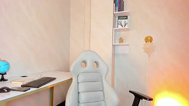 EmmaStonns online show from October 8, 5:06 pm