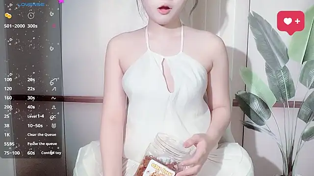 LINNIE05 online show from December 5, 8:48 am