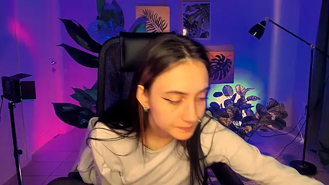 olivianorton online show from September 18, 1:20 pm