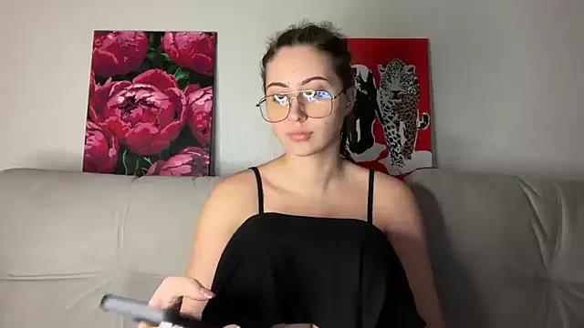 StellarAlice online show from April 7, 5:15 pm