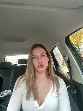 Chloemillerrxx online show from November 18, 2:51 pm