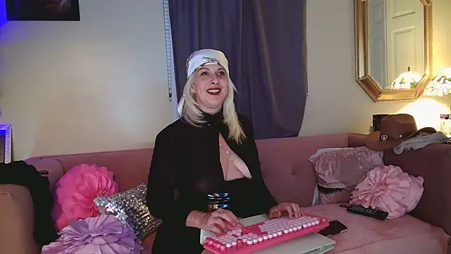 StacysMomXOXO online show from July 19, 4:15 am