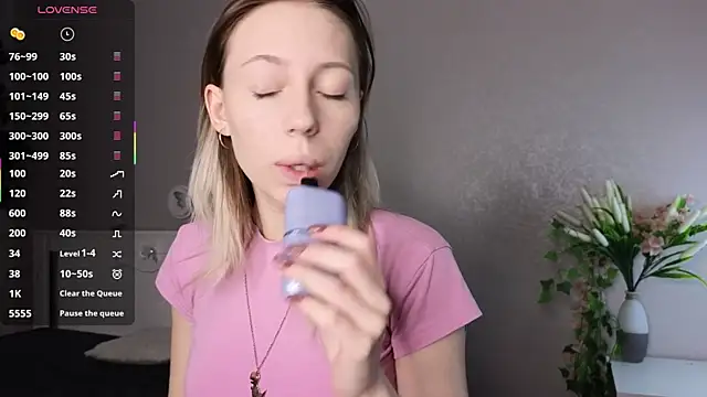 NyxaThorn online show from April 9, 4:56 pm