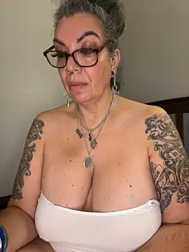 dieseldame1313 online show from November 10, 1:00 am