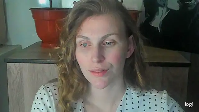 JuliaMuuun online show from May 18, 9:32 pm